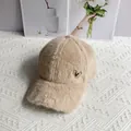 Detail der beigen Plüsch-Baseballkappe mit zartem Schmetterlings-Metallornament - Verstellbar / Khaki