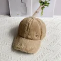 Detail der khakifarbenen Webpelz-Basecap mit einem glitzernden Schmetterling-Anhänger - Verstellbar / Dunkles Khaki
