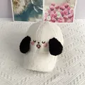 Détail de la casquette sherpa blanche avec visage de chien brodé et oreilles noires - Réglable / Blanc