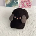 Détail du visage de chiot brodé et des oreilles en peluche sur casquette polaire - Réglable / Noir