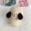 Détail de la broderie chiot et des oreilles noires sur la casquette en laine crème - Réglable / Beige