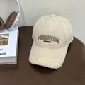 Detalle de gorra de béisbol de forro polar crema con bordado de letras PROMOTION - Ajustable / Beige