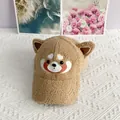 Dettaglio del cappellino da baseball marrone in pile con orecchie 3D e ricamo koala - Regolabile / Cachi