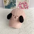 Détail de la casquette rose en polaire sherpa avec visage de chien brodé et oreilles noires - Réglable / Rose