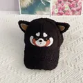 Dettaglio del ricamo koala e orecchie 3D su un berretto da baseball in pile nero - Regolabile / Nero