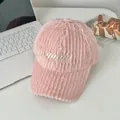 Dettaglio del berretto da baseball rosa in peluche con ricamo GOOD e texture morbida - Regolabile / Rosa (FRIENDLY)