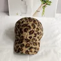 Detailansicht der Leoparden-Baseballkappe mit metallischem R-Buchstaben und Plüsch - Verstellbar / Braun Leopardenmuster Stil / Khaki