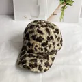 Detail der Teddy-Fleece-Baseballkappe mit Leopardenmuster und goldumrandetem R-Stick - Verstellbar / Hellbeige Leopard Stil / Beige