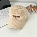 Dettaglio cappello baseball beige in peluche con ricamo GOOD FRIENDS e trama a coste morbide - Regolabile / Beige (GOOD FRIENDS)
