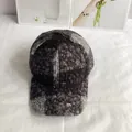 Primer plano del tejido de forro polar de peluche gris grueso en la gorra de béisbol - Ajustable / Negro