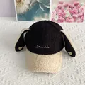 Detail der flauschigen Baseballkappe mit langen Ohren, Bestickung und Herz-Aufnäher - Erwachsene (Kopfumfang 57-58cm) / Schwarz + Beige