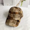 Detalle de la gorra de béisbol a cuadros en textura cálida de tweed de otoño - Ajustable / Caqui