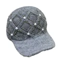 Dettaglio cappello in maglia grigio con motivo a strass e decorazioni di perle - Taglia Adulto (Regolabile) / Grigio