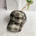 Primer plano de la textura de cuadros tejidos y la tela gruesa de terciopelo de la gorra - Ajustable / Blanco