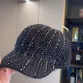 Dettaglio del cappellino in maglia con ricami di perline pesanti e strass scintillanti - Taglia Adulto (Regolabile) / Nero