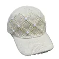 Dettaglio cappello baseball in maglia con perle bianche e motivo a rombi in strass iridescenti - Taglia Adulto (Regolabile) / Beige