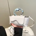 Schicke weiße Handtasche mit Wellenklappe und silbernem Metallgriff für modebewusste Damen - Weiß