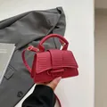 Mini borsa a clessidra rosa rosso con trama intrecciata e tracolla regolabile - Rosso