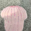 Dettaglio di berretto rosa in maglia con strass luccicanti e morbida trama mohair - Taglia Adulto (Regolabile) / Rosa