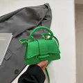 Piccola borsa a clessidra verde acceso intrecciata con manico e tracolla - Verde