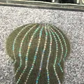 Dettaglio del berretto in maglia verde oliva con strass multicolore su lana morbida - Taglia Adulto (Regolabile) / Verde militare