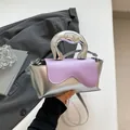 Irreguläre silberne Umhängetasche mit lila Klappe und flüssigem Metallgriff - Lila