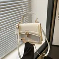Elegante borsa a tracolla beige con fibbia in metallo dorato e manico superiore - Bianco