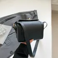 Sac bandoulière classique en cuir noir grainé avec fermoir doré et large bandoulière - Noir
