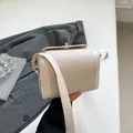 Sac bandoulière beige chic en cuir texturé litchi avec une boucle en métal doré - Blanc