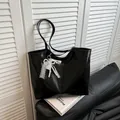 Sac fourre-tout noir brillant avec nœud en dentelle et breloques en perles pour femme - Sac Unique / Noir