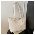 Borsa tote crema testurizzata con materiale pieghettato e borchie dorate - Bianco Sporco