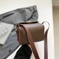 Sac bandoulière marron foncé en cuir grainé avec boucle dorée et design vintage carré - Marron