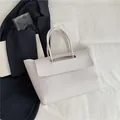 Grand sac cabas minimaliste gris clair pour femme au design épuré et ailes latérales - Blanc