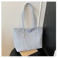 Borsa tote celeste con texture plissettata ed eleganti dettagli di rivetti dorati - Blu