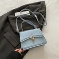 Borsa a mano azzurra in pelle PU con catena dorata e tracolla regolabile - Blu