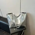 Moderne minimalistische zilveren draagtas met metallic afwerking en smalle riemen - Zilver Zonder Hanger
