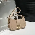 Borsa a sella a mezzaluna beige con fibbia metallica a U e dettaglio tracolla a nodo - Cachi