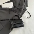 Minibolso bandolera negro cuadrado con cierre de solapa y detalles de bordes grabados - Negro