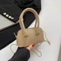 Mini bolso beige con forma de concha, textura de lichi y correa de cadena oro - Caqui