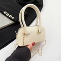 Bolso de concha blanco con grano de lichi, cadena dorada y asas dobles para mujer - Blanco