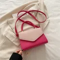 Bolso bandolera rojo rosa con textura tejida en V crema y detalles dorados - Fucsia