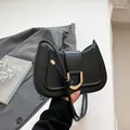 Bolso silla de montar negro mate en forma de media luna con hebilla en U dorada y nudo - Negro