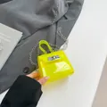 Mini bolso amarillo fluorescente con cierre metálico plateado y correa de cadena - Verde
