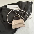 Minimalistische beige vierkante crossbodytas met gebogen flap en handgreep bovenop - Khaki