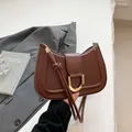 Bolso de hombro media luna marrón oscuro con hebilla en D dorada y correa anudada - Marrón