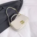 Bolso bandolera beige elegante con cadena dorada y hebilla metálica cuadrada - Blanco