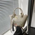 Elegante bolso saco beige con estampado de bambú dorado y adorno de borla suave - Blanco