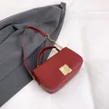 Bolso bandolera burdeos minimalista con cadena dorada y acabado en cuero de calidad - Rojo