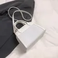 Elegante borsa a tracolla bianca con trama intrecciata e finiture dorate - Bianco