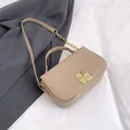 Beige schoudertas met ketting van mat imitatieleer met gouden gesp en een crossbody riem - Khaki